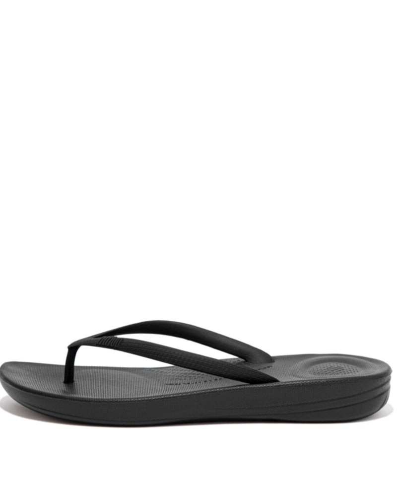 FitFlop صنادل فيت فلوب النسائية iQushion المطاطية مع قاعدة قدم منحنية للمشي، صنادل خفيفة الوزن بتصميم مريح مع دعم للقوس ووسائد لتخفيف تأثير القدم، باللون الأسود بالكامل، مقاس 5 أمريكي للنساء - Image 5